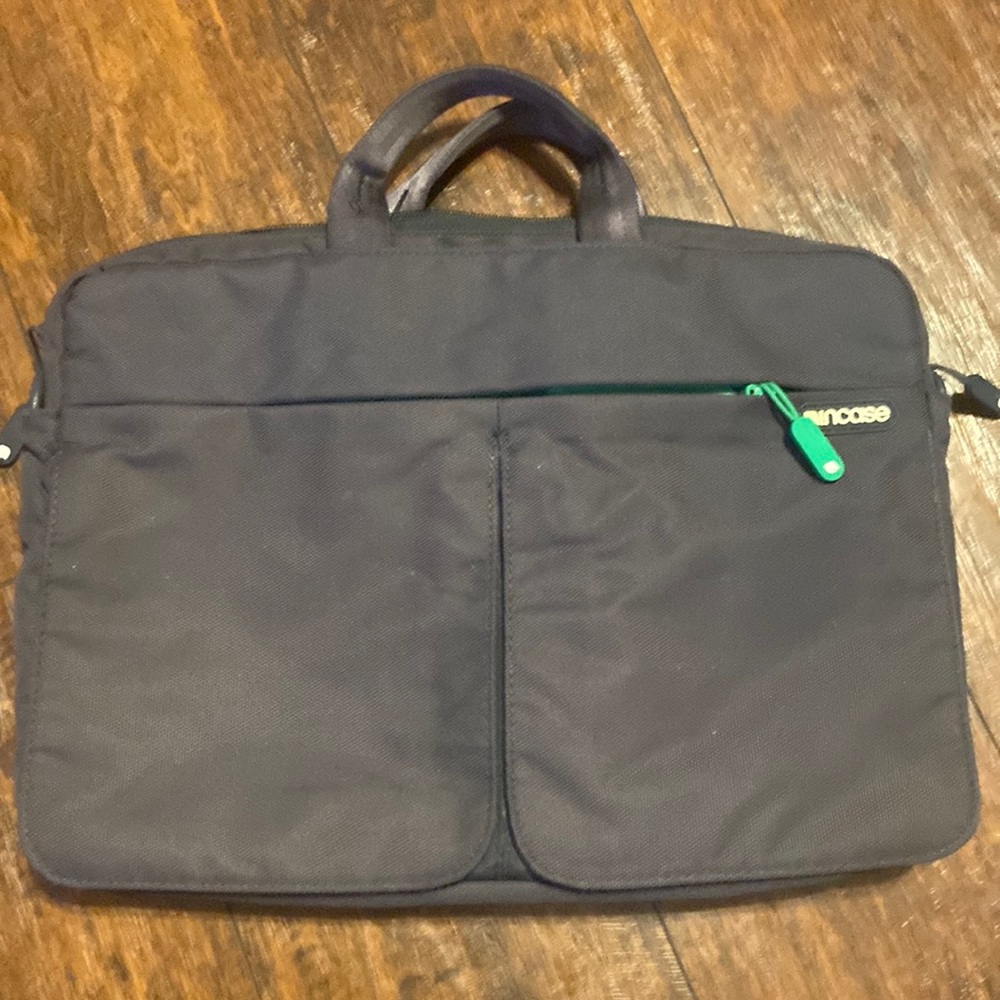 Black and green computer bag Incase 3 side pockets